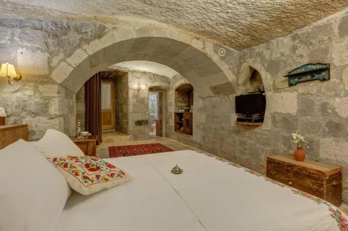 Deluxe Cave Room