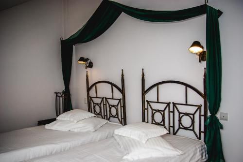 2 twin beds