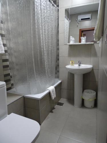 浴室, Hostal Argentina EN CACERES in 拉馬德里拉