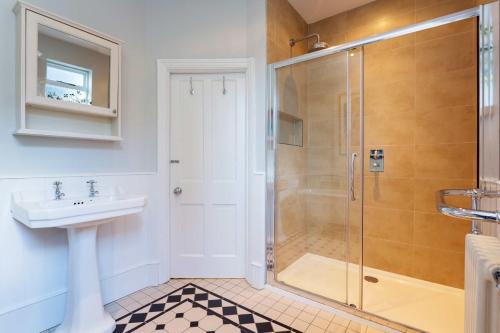 Veeve - Clapham Fairytale - image 13