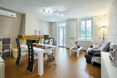 Koplietošanas atpūtas telpa ar TV, Gîte L'Hirondelle (Gite L'Hirondelle) in Castelnau-de-Médoc