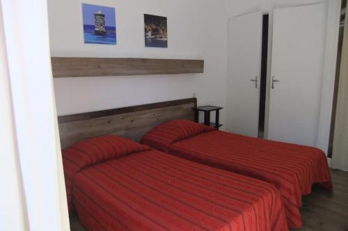 2 twin beds