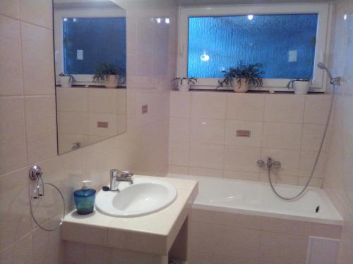 Bathroom, Emese Apartman in Hajduszoboszlo