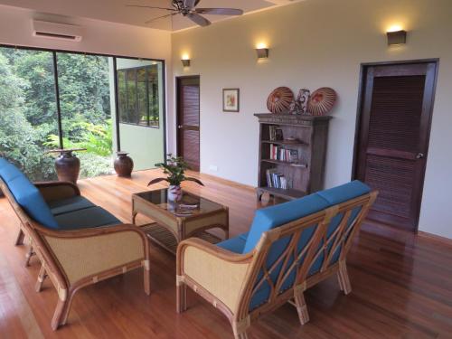 Shared lounge/TV area, Nanga Damai Homestay near Bako National Park