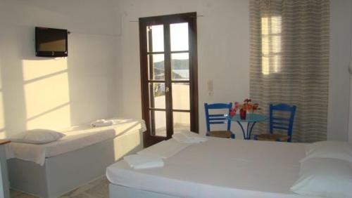 1 double bed, 2 twin beds