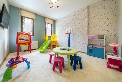 ملعب للأطفال, Hotel Mons in Sloboda
