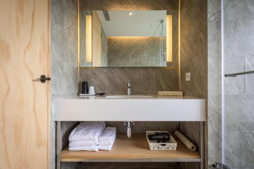 Triple Room with City View image 8