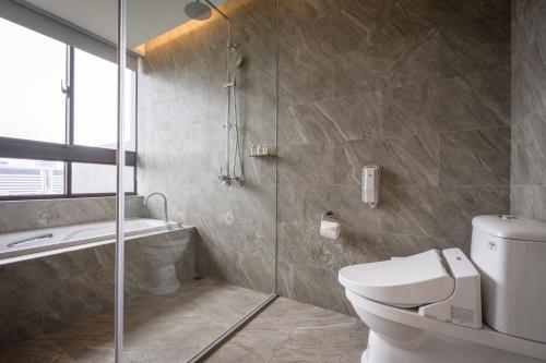 Triple Room with City View image 6