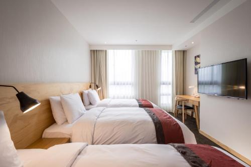 Triple Room with City View image 3