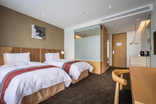Standard Twin Room image 3
