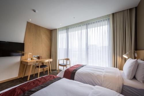Standard Twin Room image 2