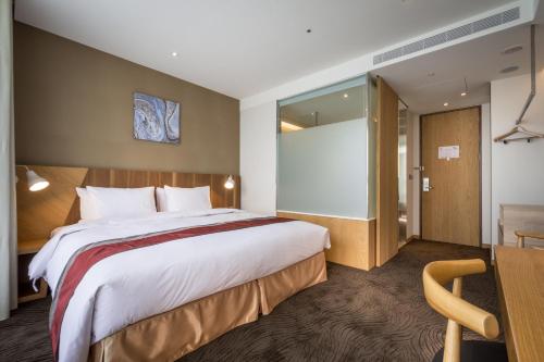 Standard Queen Room image 3