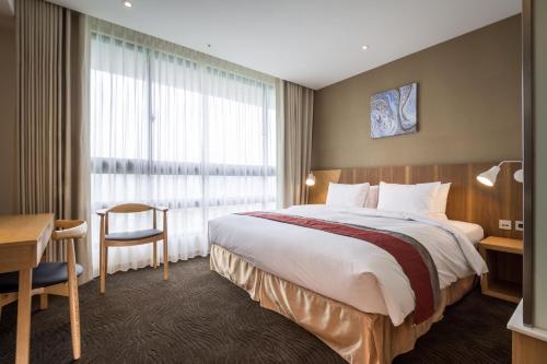 Standard Queen Room room in Green World NanGang