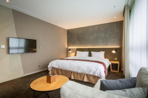 Deluxe King Room room in Green World NanGang