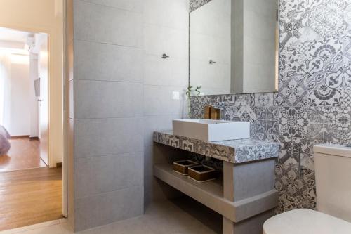 The Athens Insider - image 11