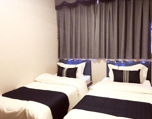 Twin Room image 7