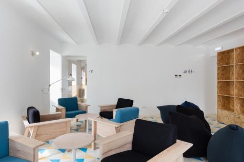 Shared lounge/TV area, Hostel Conii & Suites Algarve in Quarteira