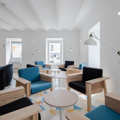 Shared lounge/TV area, Hostel Conii & Suites Algarve in Quarteira