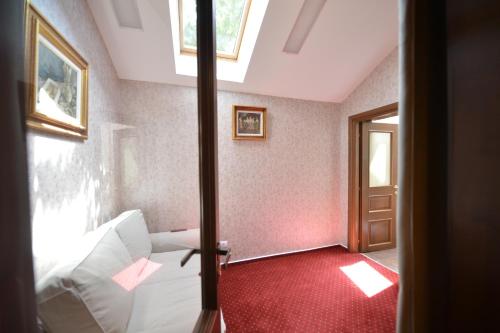 Deluxe King Suite image 2