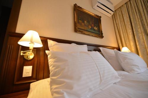 Deluxe King Room image 6