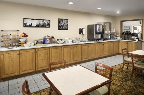 Country Inn & Suites by Radisson, Grinnell, IA