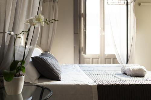 Le Royal Le Royal is conveniently located in the popular Reggio Di Calabria area. The hotel offers guests a range of services and amenities designed to provide comfort and convenience. Free Wi-Fi in all rooms,