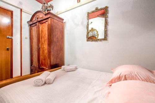 Royal Antique Apartment - image 8
