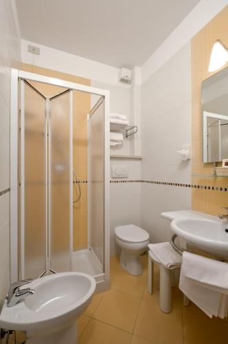 Double or Twin Room image 9