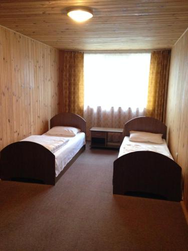 3 twin beds