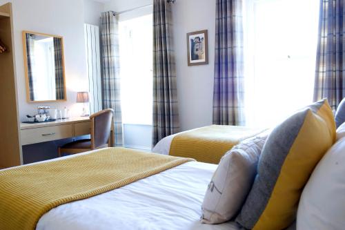 Rose and Crown Hotel - image 2
