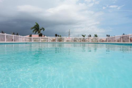 Kolam renang, Royal Villa in Caymanas