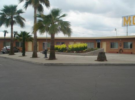 A szálláshely kívülről, Village Inn in Tulare (Kalifornia)