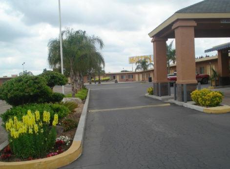 A szálláshely kívülről, Village Inn in Tulare (Kalifornia)