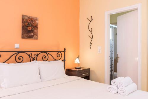 Kostis Villas Stop at Kostis Villas to discover the wonders of Poros. The hotel has everything you need for a comfortable stay. To be found at the hotel are luggage storage, family room, safety deposit boxes. Comfo