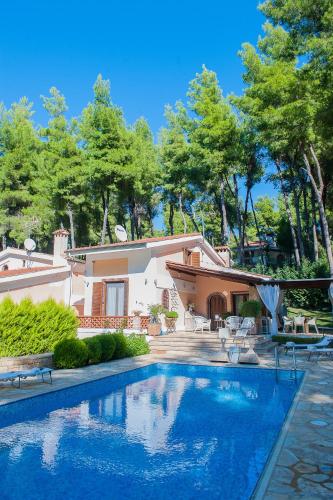 . Naftilos Villa Sani with private Pool