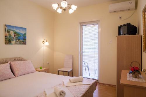 Double Room with Balcony image 4