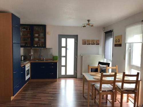 Létesítmények, Ferienwohnung Happiness Schlafzimmer 2026 renoviert mit neuem Boxspringbett in Homburg