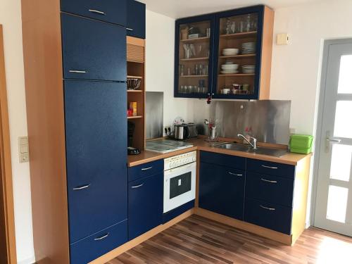 Konyha, Ferienwohnung Happiness Schlafzimmer 2026 renoviert mit neuem Boxspringbett in Homburg