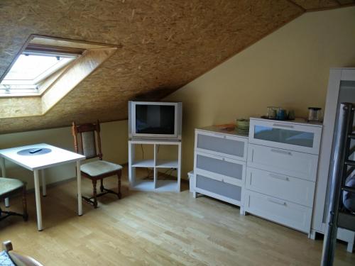 2 twin beds, 1 bunk bed