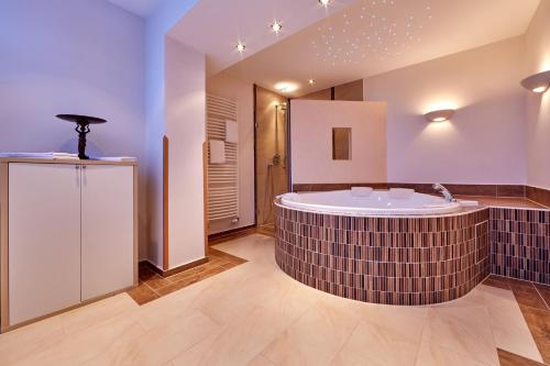 Wellness, Romantik Alpenhotel Waxenstein in Grainau City Center