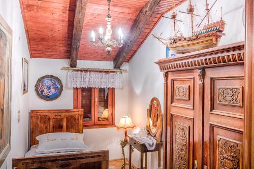 Royal Antique Apartment - image 9
