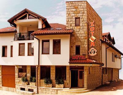 Family Hotel Silvestar - image 4