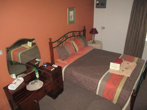 1 queen bed, 2 twin beds
