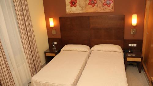 2 twin beds