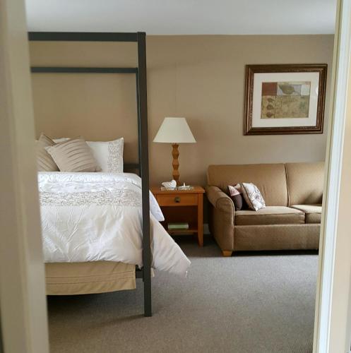 1 queen bed, 1 sofa bed