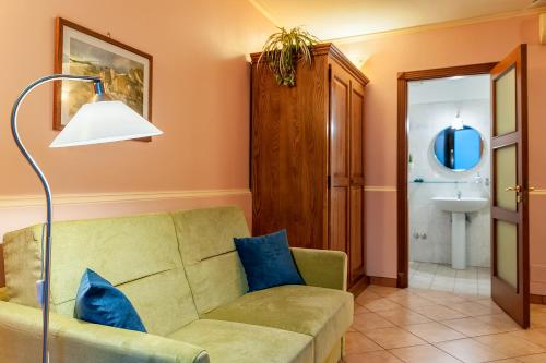 One-Bedroom Apartment - Split Level image 6
