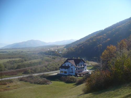 Standard Twin Room with Mountain View