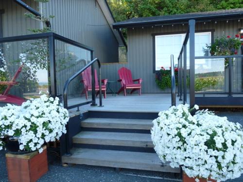 شرفة/ تراس, Driftwood by the Sea Inn in Campbell River