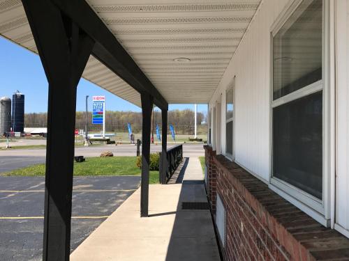 Exxon Quik Stop & Motel 2