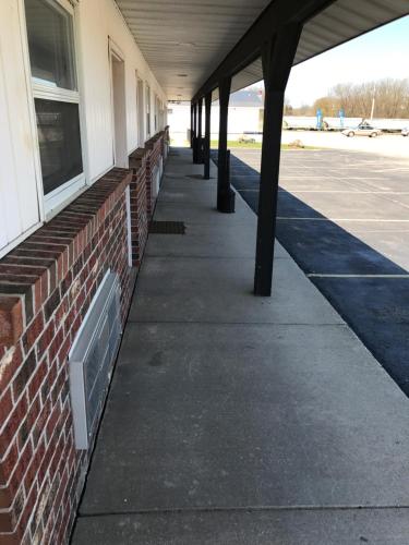 Exxon Quik Stop & Motel 5